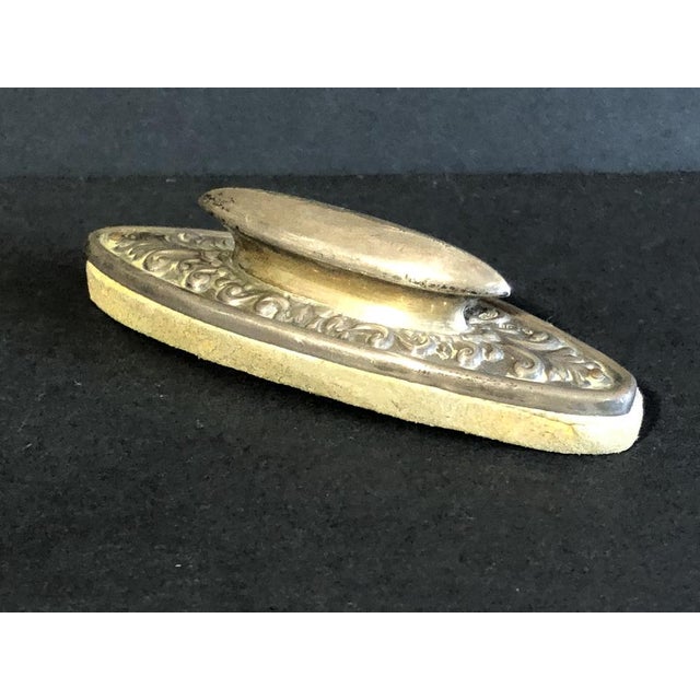 Silver blotter with hallmarks in very good condition with dimensions 9cm wide. Height 3 cm depth 2.5 cm a decorative piece...