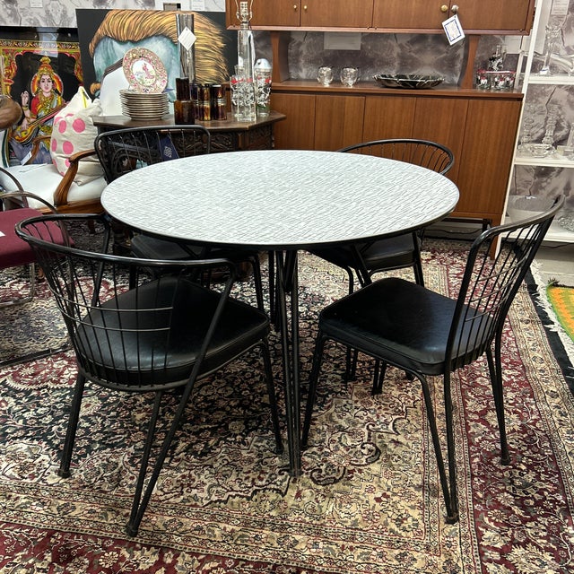 1950s Geometric Black and White Flared Iron Base Table With Leaf and 4 Chairs, Set of 6 Pieces For Sale In Miami - Image 6 of 12