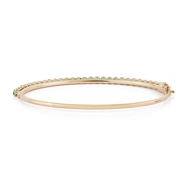 Modern 1.86ct Round Cut Emerald Tennis Bangle Bracelet in 14k Yellow Gold For Sale - Image 9 of 17