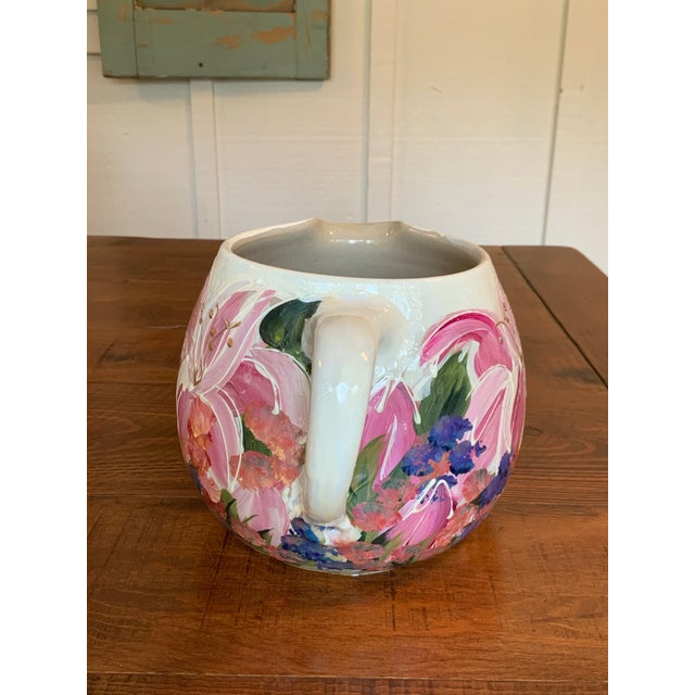 American Hand‑Painted Artisan Floral Pitcher by Beth Sartin for Marshall Pottery, 2003 – Signed Texas Folk Art. Cottagecore Decor & Collector Piece For Sale - Image 3 of 9