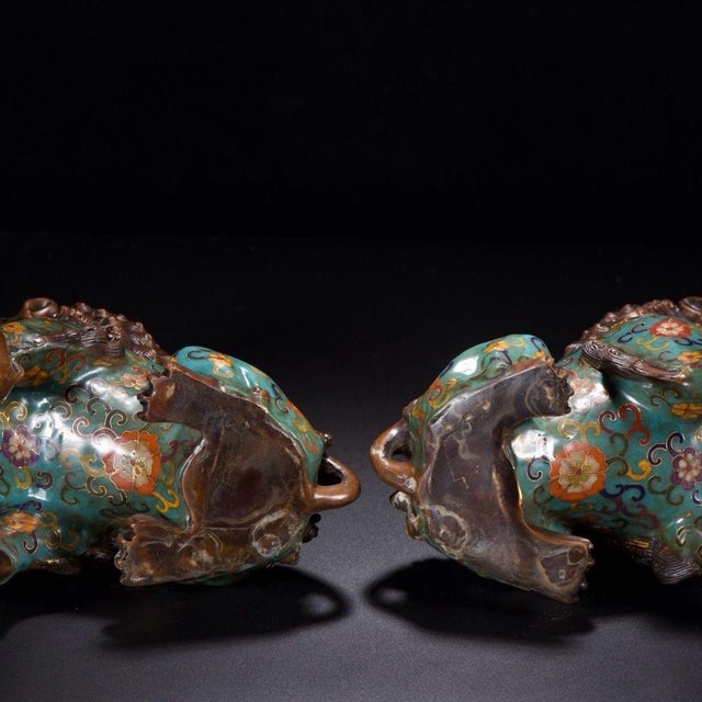 Asian Pair of Vintage Cloisonné Enamel Guardian Lions – Gilt Bronze Foo Dogs, Turquoise Ground For Sale - Image 3 of 7