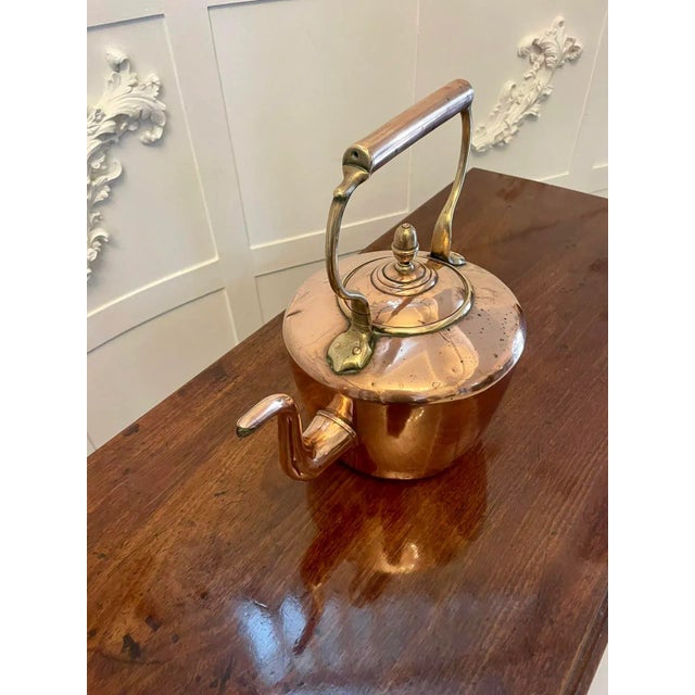 Antique George III quality copper kettle having a shaped handle, spout and lift off lid. Dimensions: Height 29 cm Width...