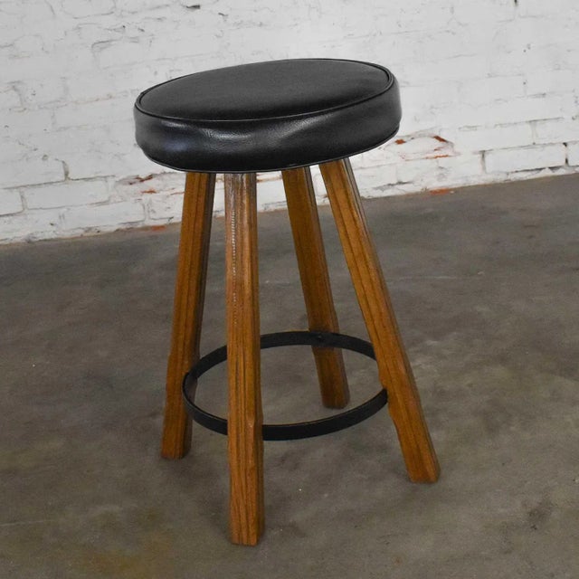 A. Brandt Ranch Oak Furniture Mid 20th Century Bar Stool Acorn Brown Finish and Black-Brown Vinyl Faux Leather Seat Attributed to Brandt Ranch Oak For Sale - Image 4 of 13