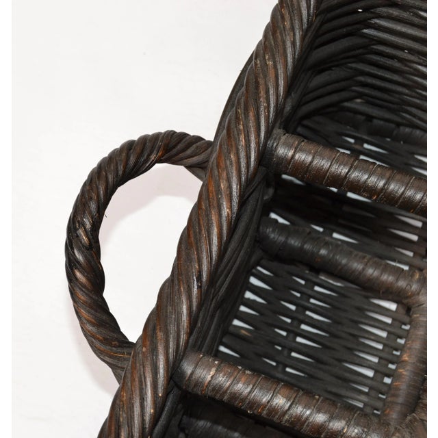 1970s Palm Beach Regency Bohemian 12-Bottle Wicker Cane Handmade Wine Tray Handle For Sale In Miami - Image 6 of 12