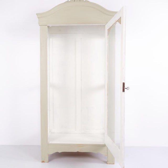 Grey-Painted Display Cabinet with Curved Top and Carved Details, 1920 For Sale - Image 4 of 12