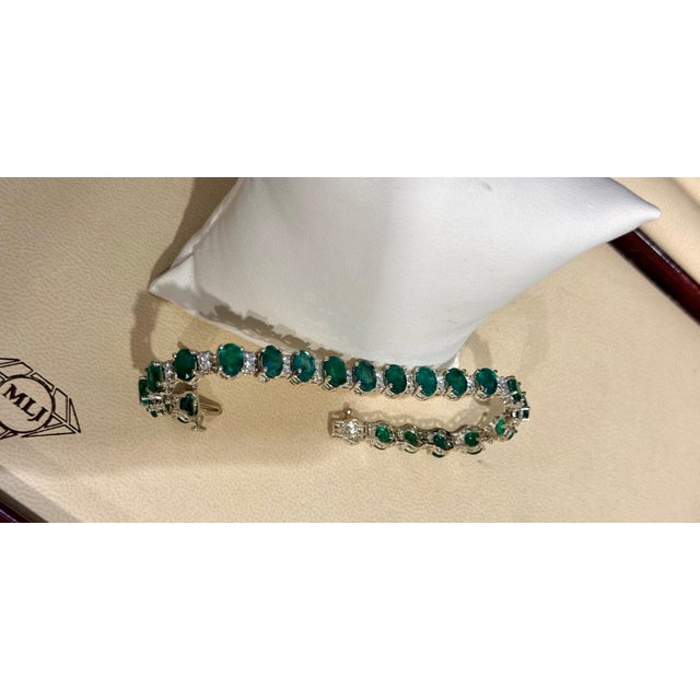 24 Carat Emerald 1.8 Carat Diamond Tennis Bracelet 14 Karat White Gold, 16.7 GM For Sale - Image 4 of 18
