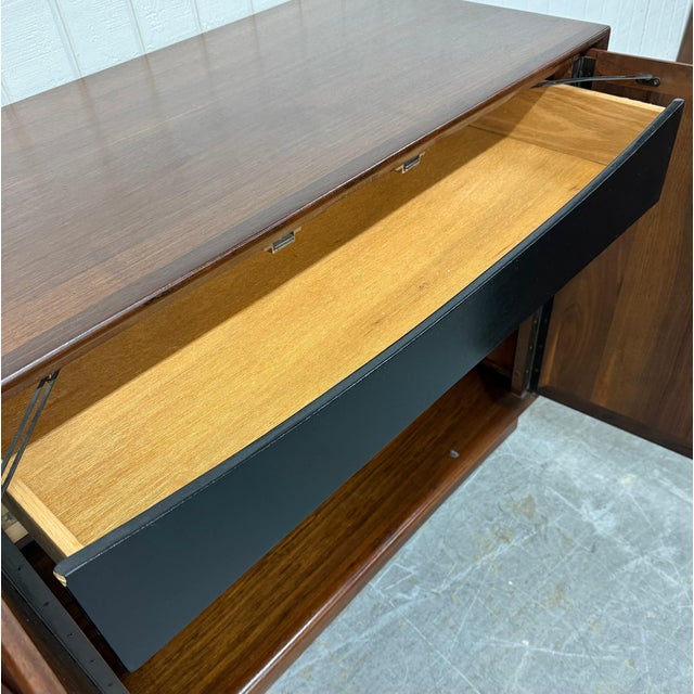 Mid-Century Modern Dillingham Walnut Sideboard For Sale In Philadelphia - Image 6 of 8