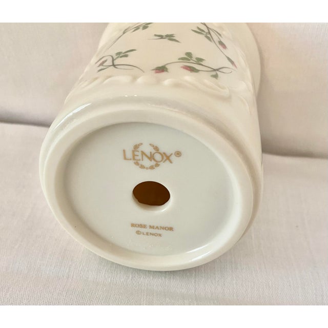 Late 20th Century Lenox Rose Manor Pink Toothbrush Holder, fine ivory porcelain piece. The Rose Manor pattern features an...