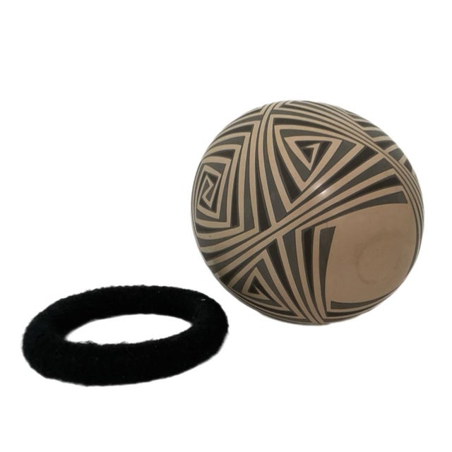 Late 20th Century Mata Ortiz Eye Dazzler Olla / Pot / Vase - Signed by Edmundo Lopez For Sale - Image 5 of 6