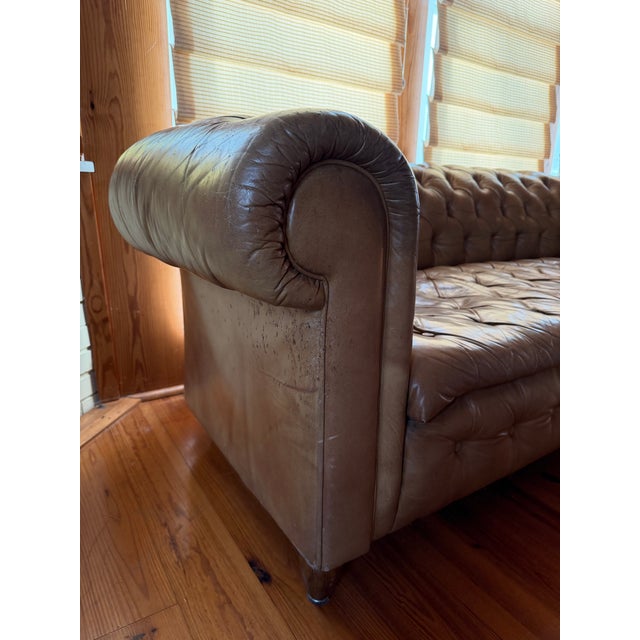English Mid 20th Century Tufted Leather Chesterfield Sofa in Warm Cognac Brown For Sale - Image 3 of 5