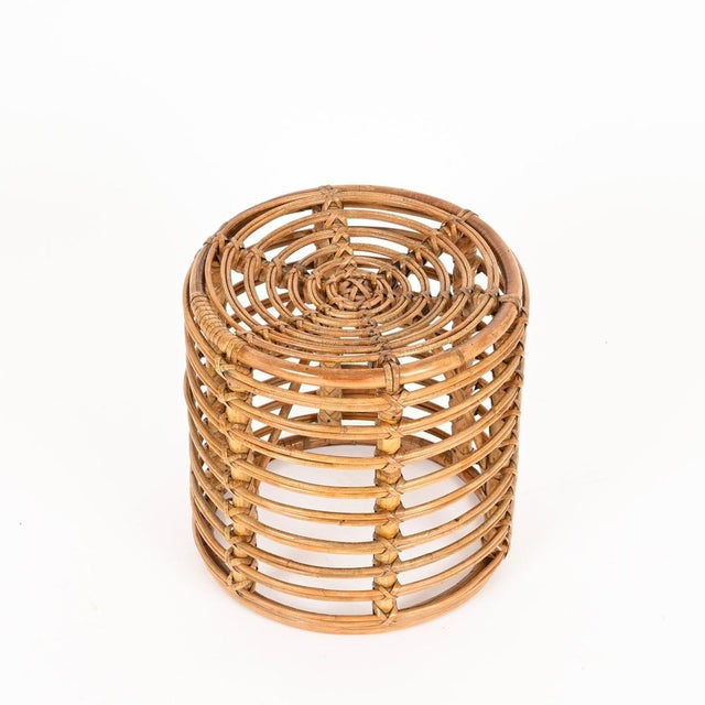 Wonderful Mid-Century pouf or side table fully made in curved rattan and hand-woven wicker. This stylish organic pouf was...