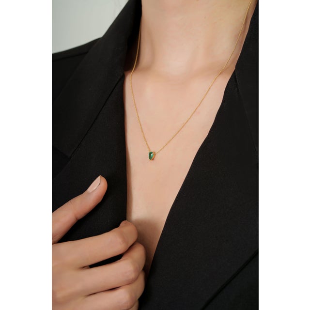 18k Yellow Gold Pear Cut Zambian Emerald Solitaire Birthstone Necklace Everday Wear For Sale In New York - Image 6 of 13