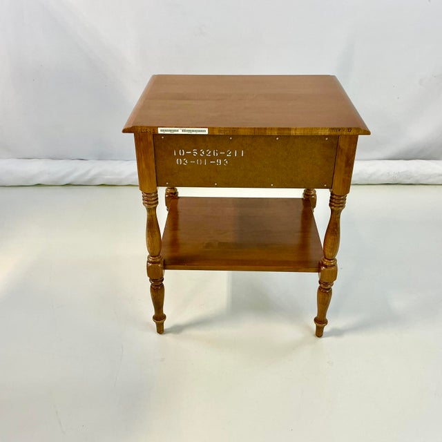 1970s Vintage Ethan Allen Americana Traditional Heirloom Nutmeg Maple Side Table For Sale - Image 11 of 14