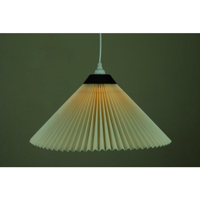 Le Klint Shade Model 12 by Tage Klint (1947) : Shade Model 12 is a significant piece of Le Klint’s design history,...