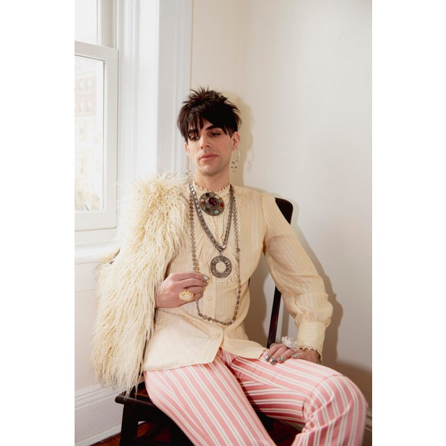 This vintage 1970s silver-tone necklace features small linked round discs in a continuous chain. The bright, reflective...