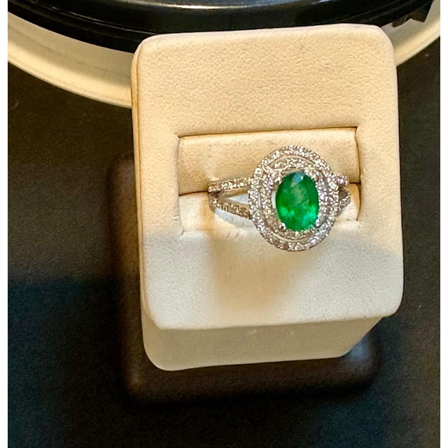 Contemporary 1.5 Ct Oval Cut Natural Emerald & 2 Ct Natural Diamond Halo Engagement Ring For Sale - Image 3 of 18
