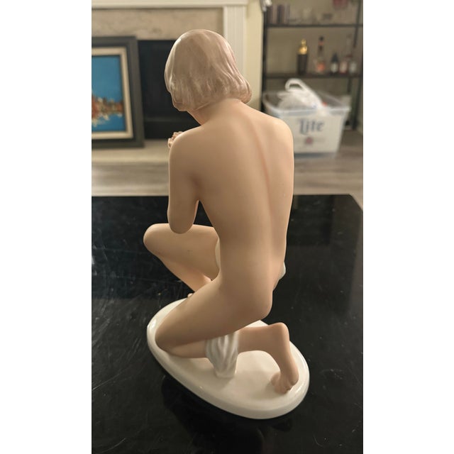 1960s 1960s Large Wallendorf Porcelain Woman Figurine 11-1/4 Inch Tall For Sale - Image 5 of 9
