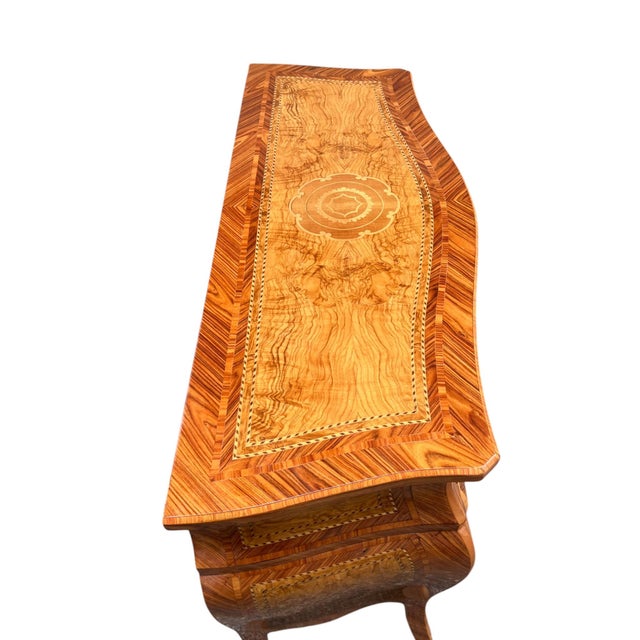 Late 20th Century French Louis Xv Style Marquetry Bombe Chest Dresser For Sale In New York - Image 6 of 17