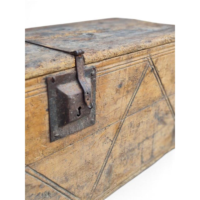Rustic Antique Italian Trunk in Oak, 1800s For Sale - Image 3 of 7