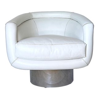 White Leather & Chrome Swivel Chair Attributed to Milo Baughman For Sale