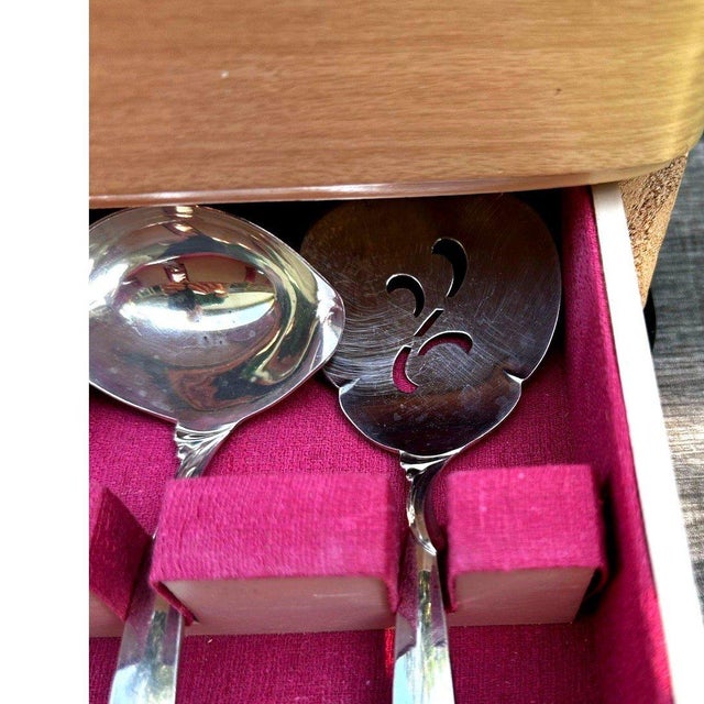 Mid 20th Century 1847 Rogers Bros Flair Silverplate Flatware Service for 16 With Chest - 121 Pcs For Sale - Image 14 of 18