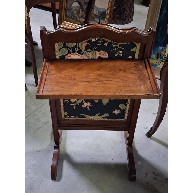 Napoleon III Fire Screen with Discreet Shelf – 19th Century An elegant Napoleon III mahogany fire screen with a discreet...