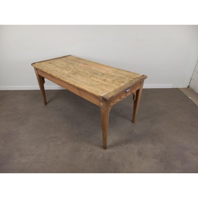 The table has 2 drawers. The height under the headband is 59 cm.