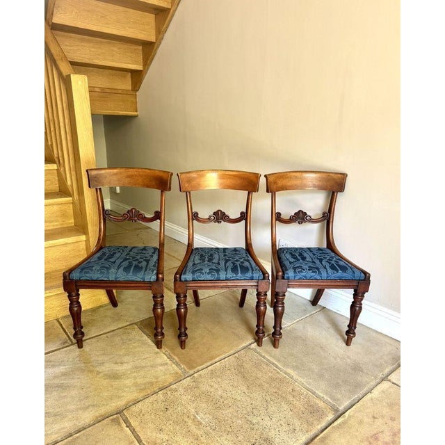 Quality set of six antique Regency mahogany dining chairs, having five chairs and one carver with a quality mahogany...