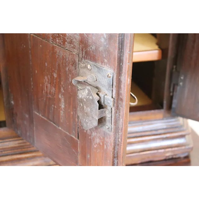 We present this fantastic 17th-century Italian antique sideboard. A majestic sideboard with a timeless, antique charm!...