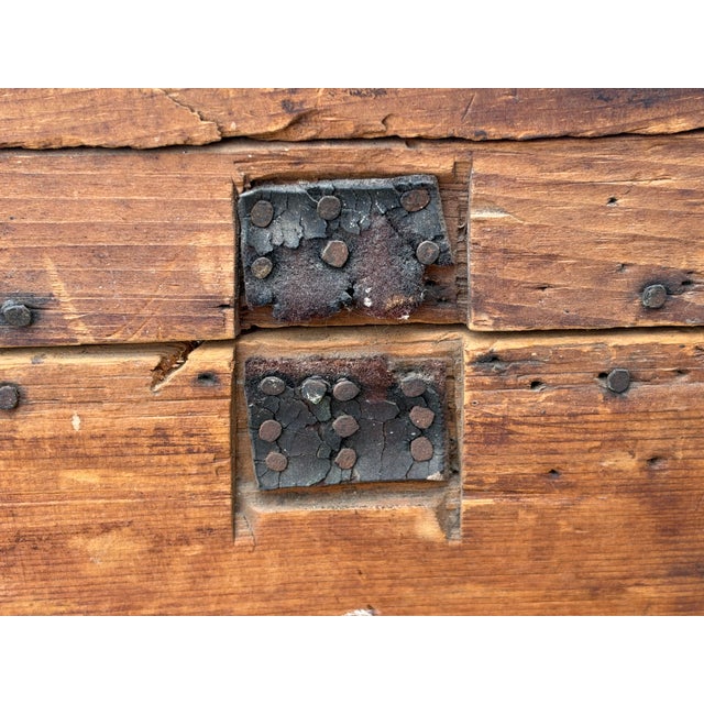 Early American Humpback Stagecoach Travel Trunk c.1850-1880 For Sale - Image 9 of 18
