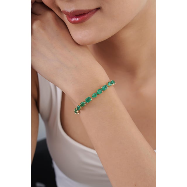 Green 19.98ct Mix-Cut Natural Zambian Emerald Statement Bracelet in 14k Yellow Gold For Sale - Image 8 of 17