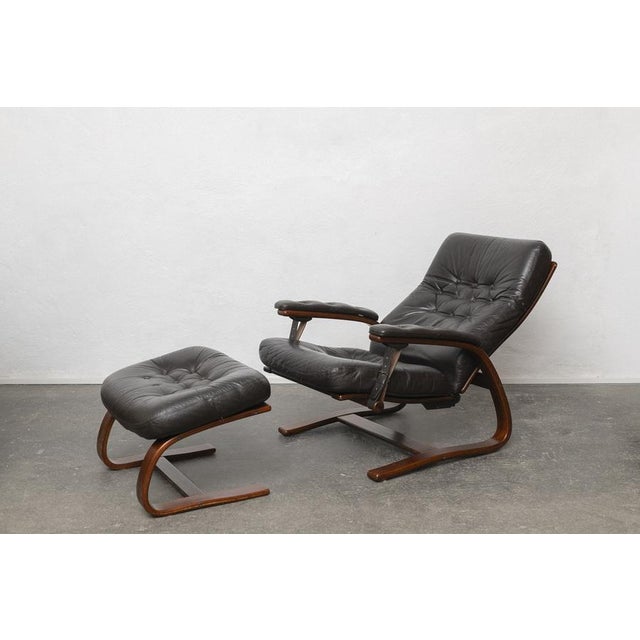 Stunning mid-century “Panter” lounge chair with matching ottoman, designed by Arnt Lande for Westnofa, Norway, in the...