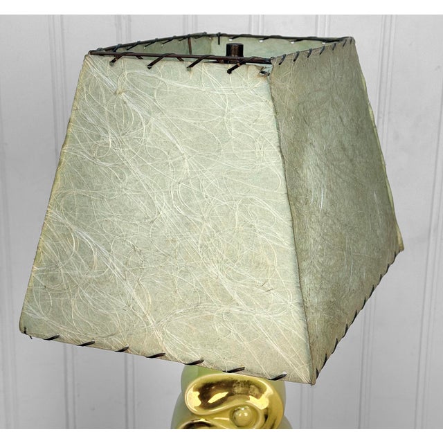 Ceramic Mid-Century Atomic Green & Gold Ribbon Candy Table Lamp W/ Fiberglass Shade For Sale - Image 7 of 13