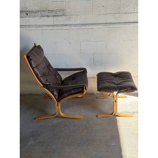 Iconic vintage Siesta lounge chair and ottoman designed in style of Ingmar Relling for Westnofa, Norway. This celebrated...