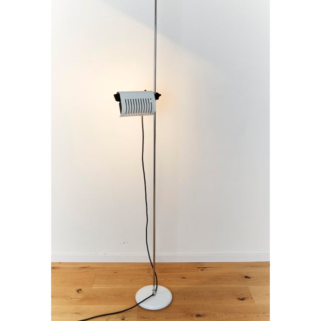 The Colombo floor lamp 626 is a design from 1970. Thanks to the infinitely adjustable reflector on the metal rod, the...