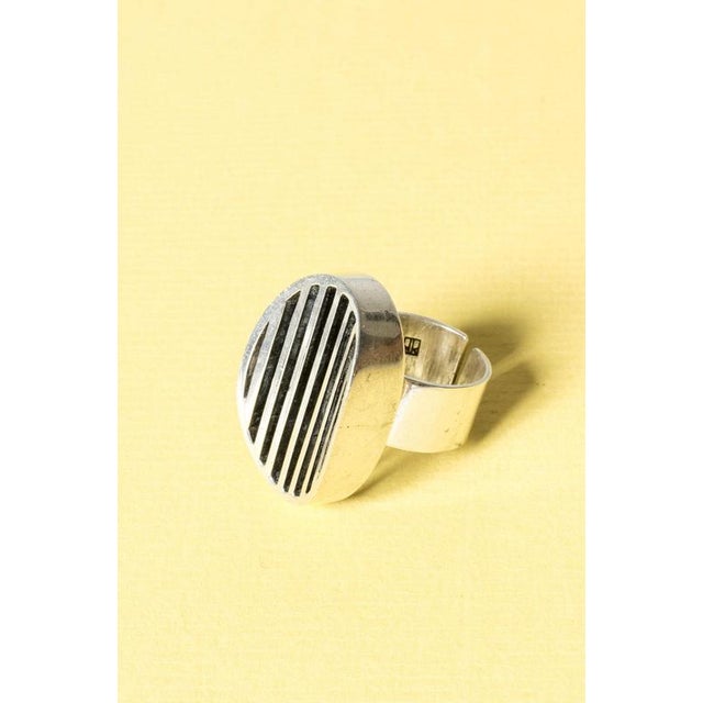 Cool silver ring by Helge Narsakka, with a concave oval with a pattern of stripes. Feels comfortable on the finger. Weight...