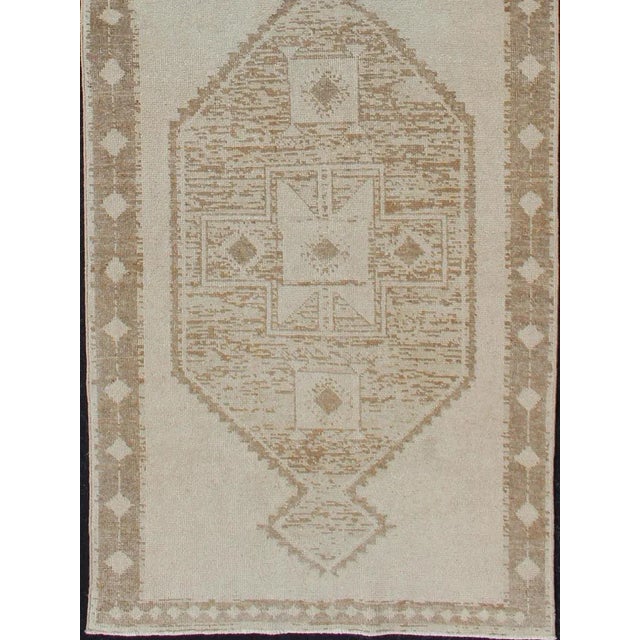 Turkish Vintage Turkish Oushak Wide Runner With Three Geometric Medallions in Neutral Colors For Sale - Image 3 of 13