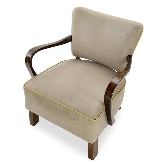 These armchairs, designed by the famous designer Jindrich Halabala, embody the style and comfort of the 1930s. Carefully...