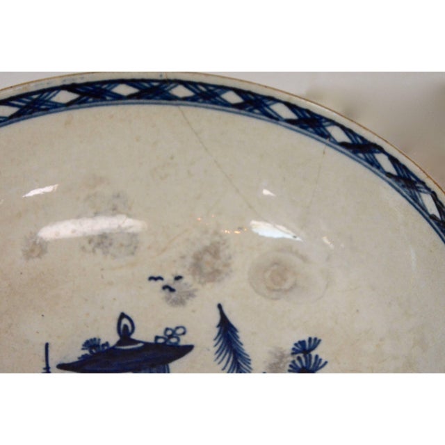 White Late 18th Century Chinese Export Porcelain Bowl For Sale - Image 8 of 9