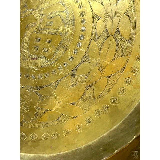 Chinoiserie Round Brass Display Tray With Engraved Flowers and Scalloped Rim For Sale - Image 3 of 8
