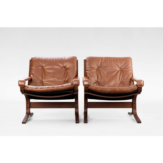 Ingmar Relling Vintage Siesta Chairs and Ottoman in Cognac Leather and Plywood by Ingmar Relling for Westnofa, 1960s, Set of 3 For Sale - Image 4 of 6