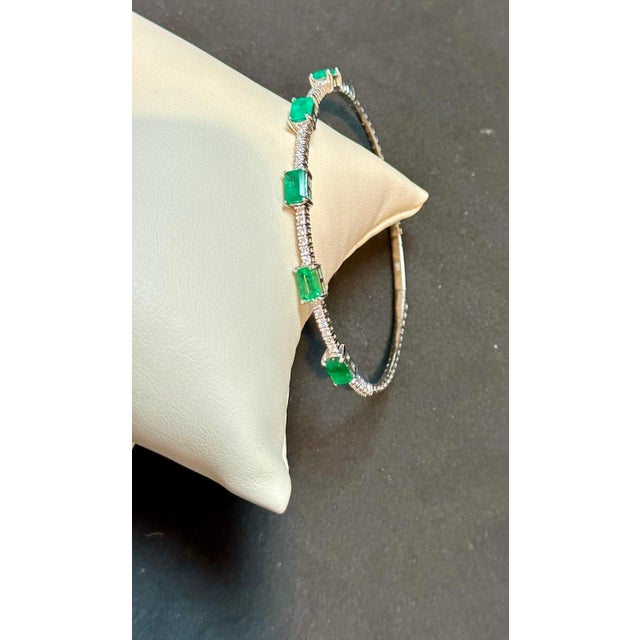 Gemstone 3 Carat Natural Brazilian Emerald & Diamond Bangle Bracelet 14 Karat White Gold For Sale - Image 7 of 18