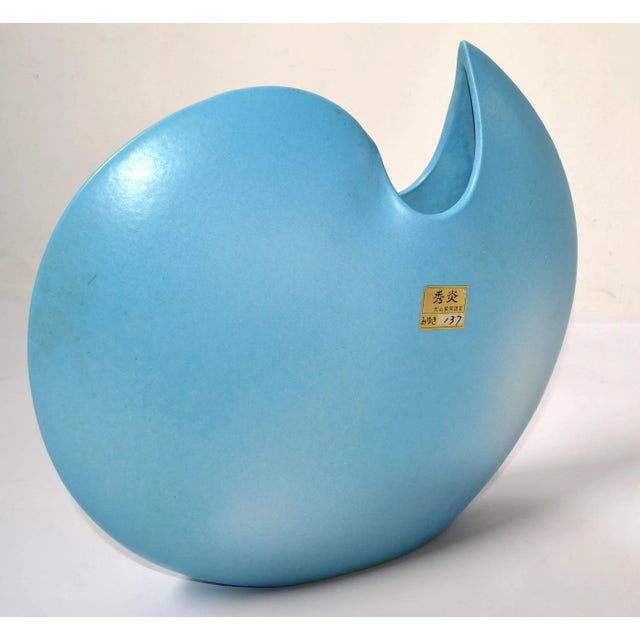 Mid-Century Modern Op Art Japan Ceramic Baby Blue and White Round Flat Vase For Sale - Image 12 of 12