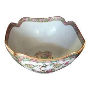 19th century Chinese Export Rose Medallion Scalloped Serving Bowl