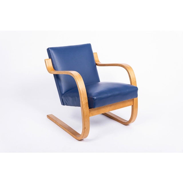 The Model 402 lounge chair or ‘Atelje’ chair was designed by Alvar and Aino Aalto in 1933 and is considered a masterpiece...