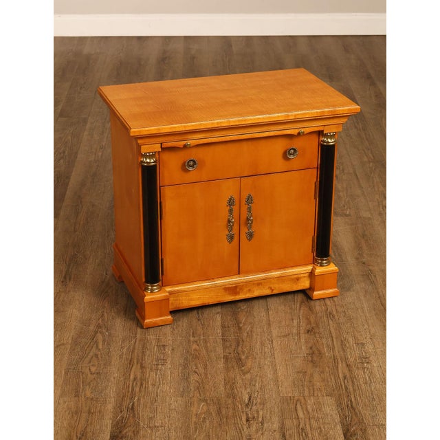 English Thomasville Pair Of Grand Classics Biedermeier Style Maple Nightstands For Sale - Image 3 of 18
