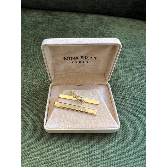 Nina Ricci Vintage Nina Ricci Set 2 Gold-Tone Tie Clips With Logo Circa "1980" Original For Sale - Image 4 of 18