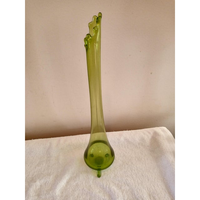 Vintage L E Smith Lime Avocado Swung Footed Vase MCM For Sale In Saint Louis - Image 6 of 6