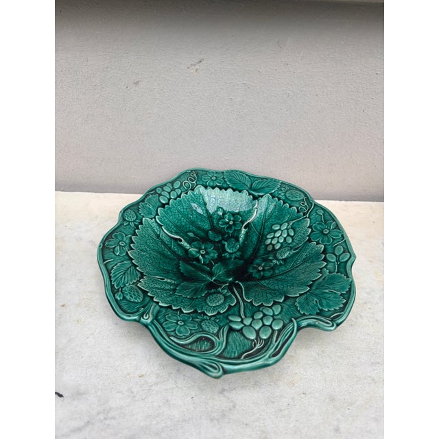 Rustic 19th Century English Green Majolica Strawberry Platter For Sale - Image 3 of 7