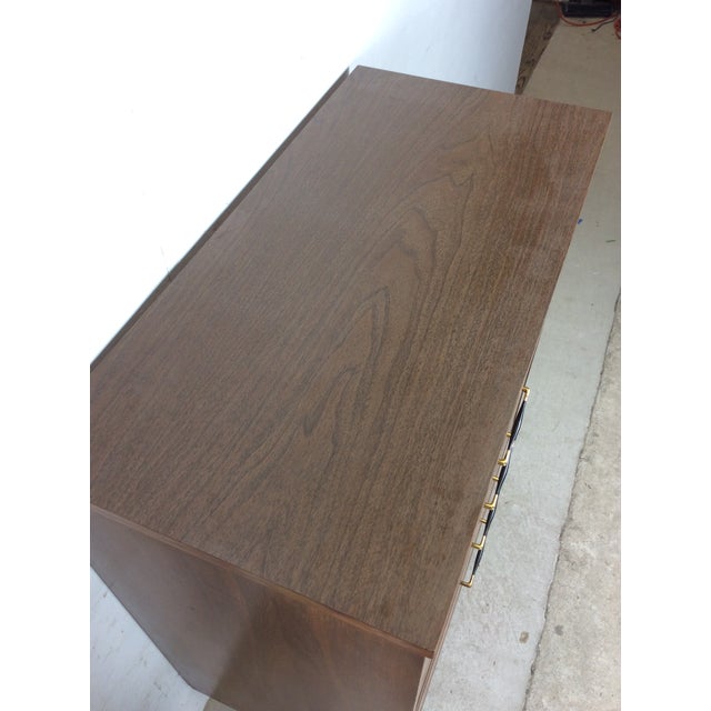 Wood Mid Century Modern Four Drawer Highboy Dresser With Brass Hardware For Sale - Image 7 of 14